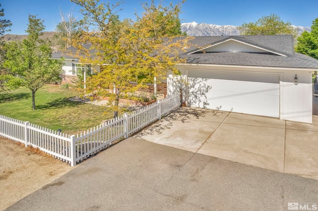 single story home featuring a front lawn and a mountain view