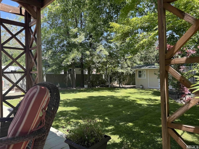 view of yard featuring an outbuilding