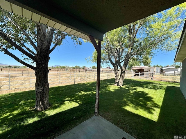 view of yard featuring a rural view