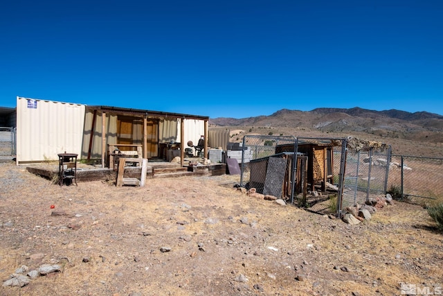 view of yard featuring a mountain view and an outdoor structure