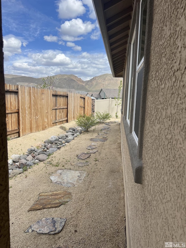 view of yard with a mountain view