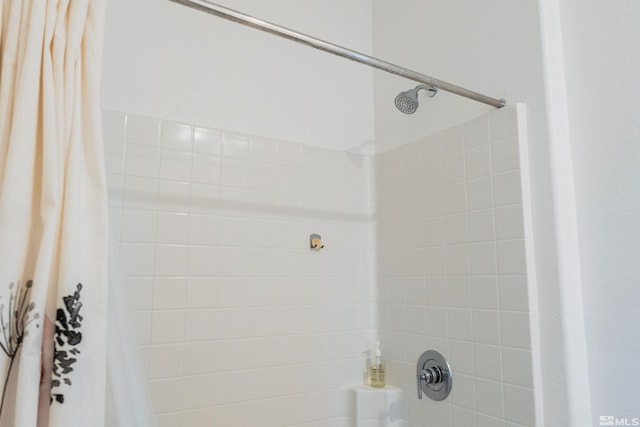 bathroom with shower / tub combo with curtain