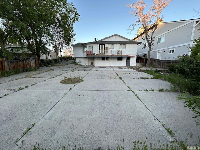 view of front of property featuring a balcony