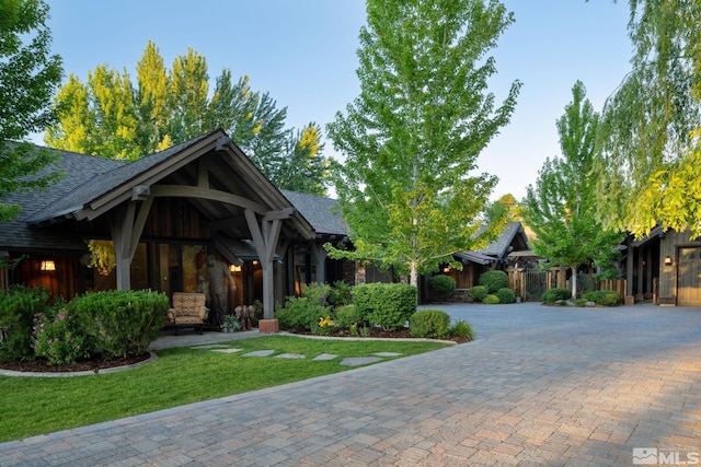 view of front of property featuring a front lawn