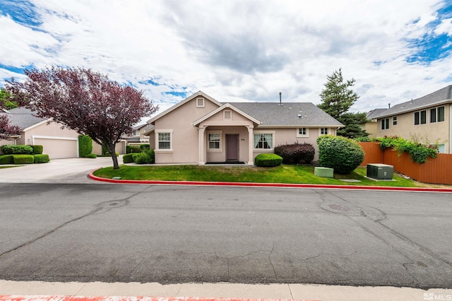 view of front of house featuring a front yard