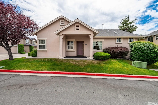 view of front of property featuring a front lawn