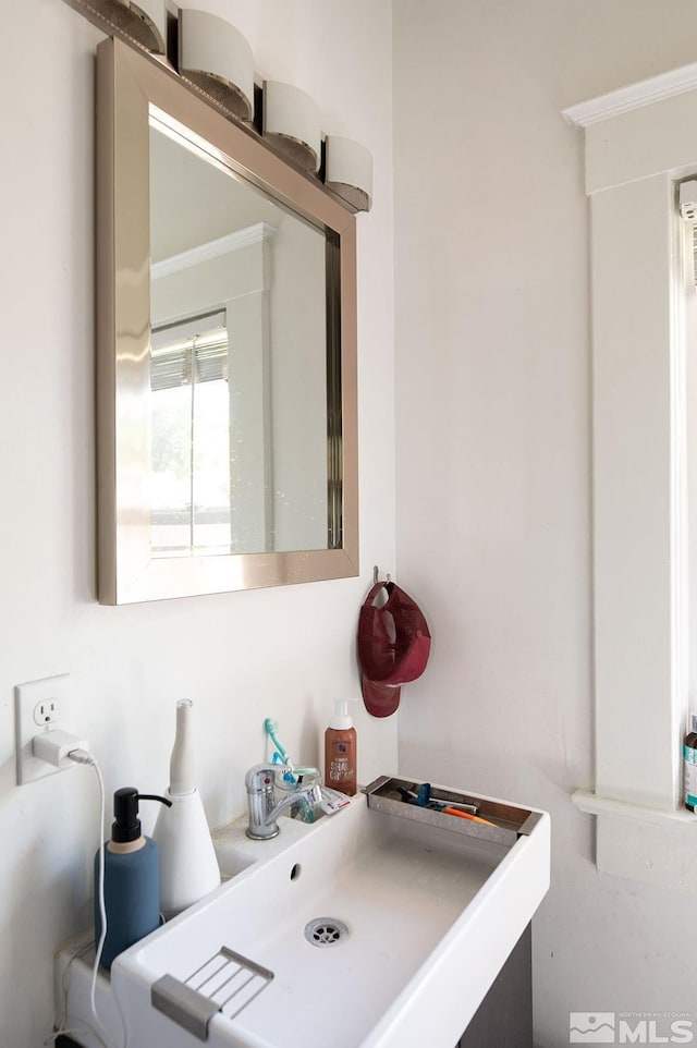 bathroom featuring a sink