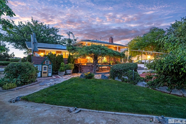 view of yard at dusk