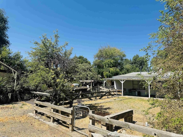 view of yard featuring an outbuilding