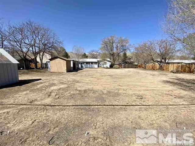 view of yard featuring a storage shed