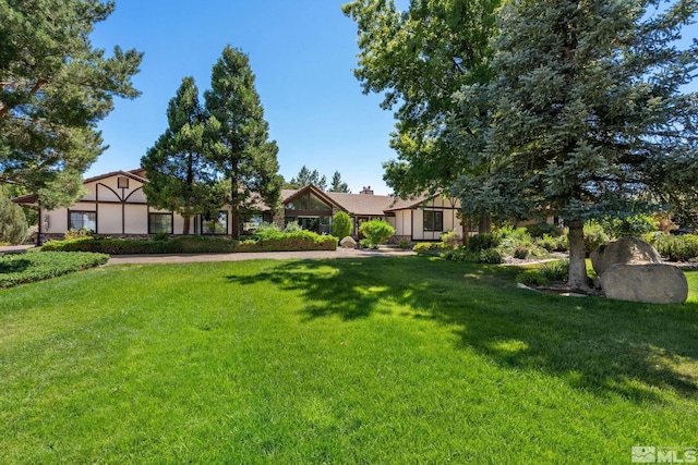 view of front of house featuring a front lawn