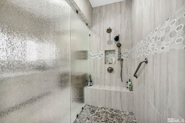 bathroom featuring tiled shower