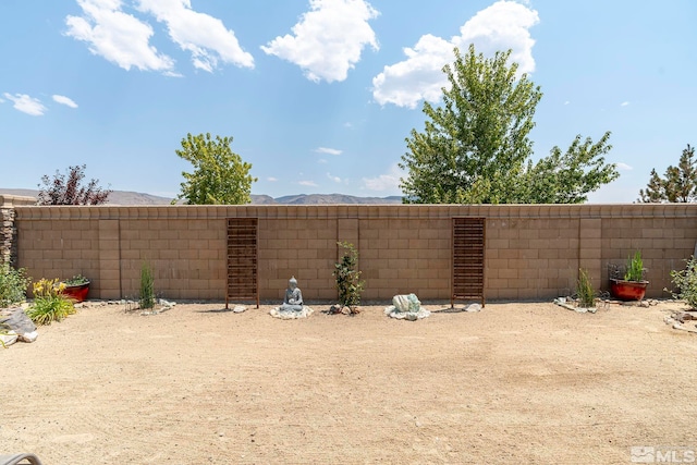 view of yard with a mountain view