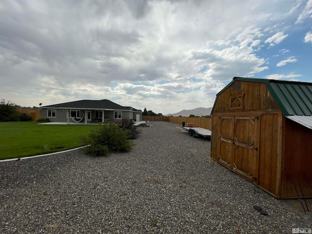 view of yard with a shed