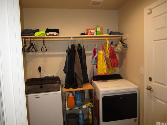 washroom featuring washing machine and clothes dryer