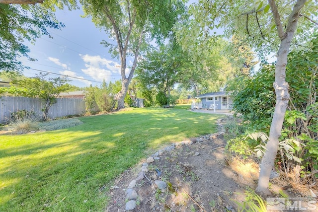 view of yard with an outdoor structure