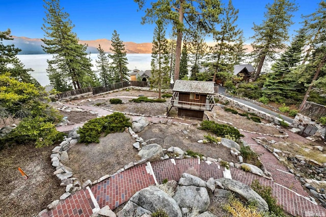 view of yard featuring a mountain view