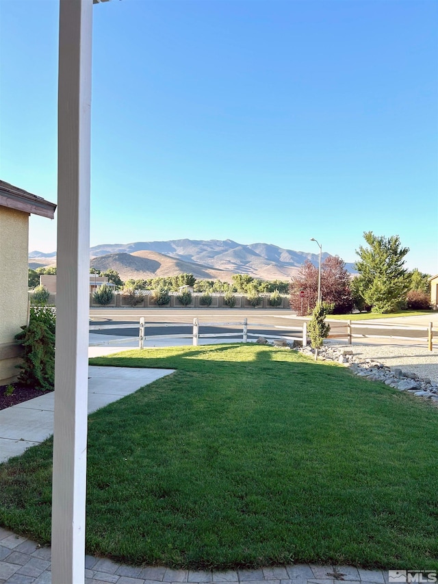 view of yard with a mountain view