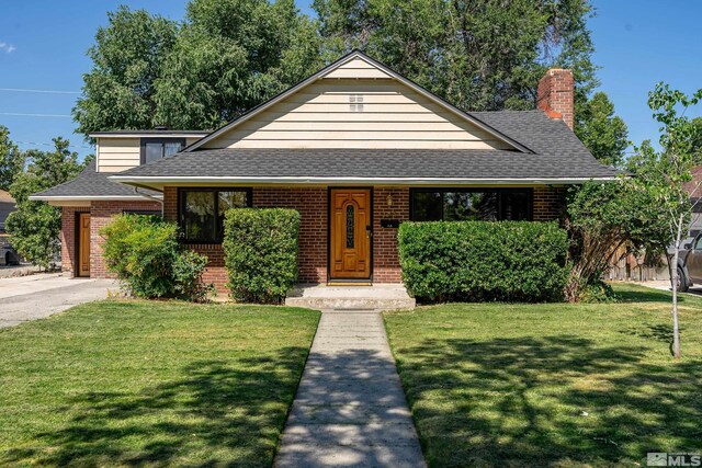 view of front of home featuring a front yard