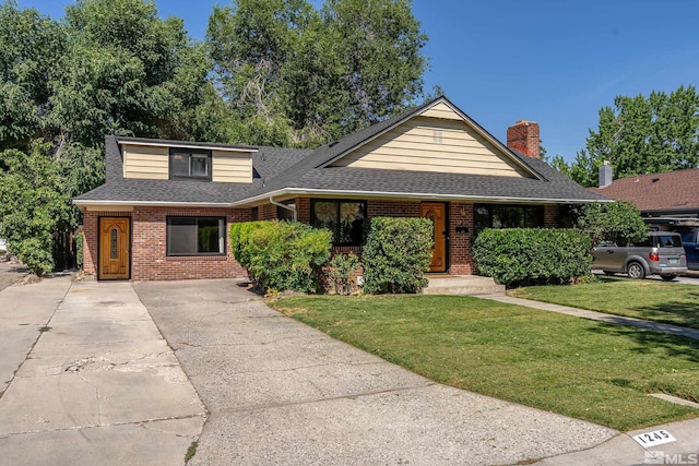 view of front of property featuring a front lawn