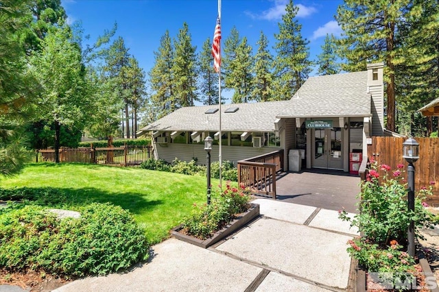 view of front of house featuring a front yard