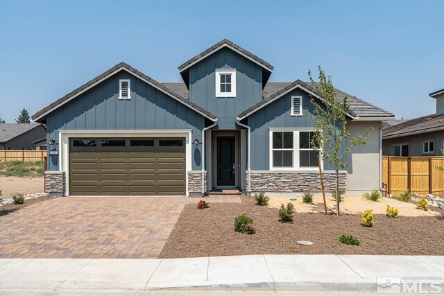 view of front facade featuring a garage