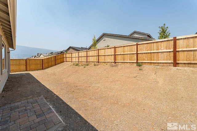 view of yard featuring a mountain view