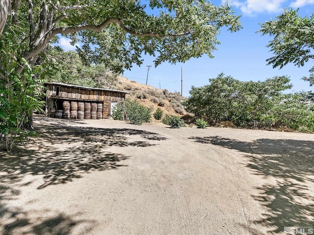 view of yard with an outbuilding