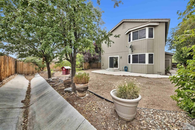 view of front property featuring a garage