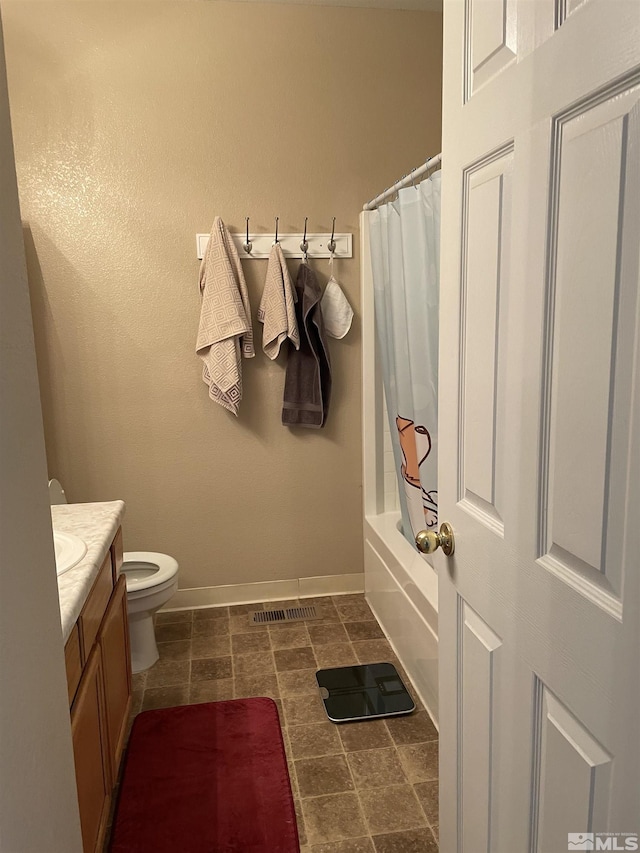 full bath with shower / tub combo with curtain, toilet, vanity, and baseboards