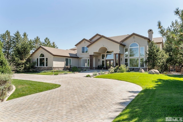 view of front of property featuring a front lawn