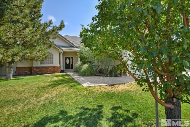 view of front of home featuring a front lawn