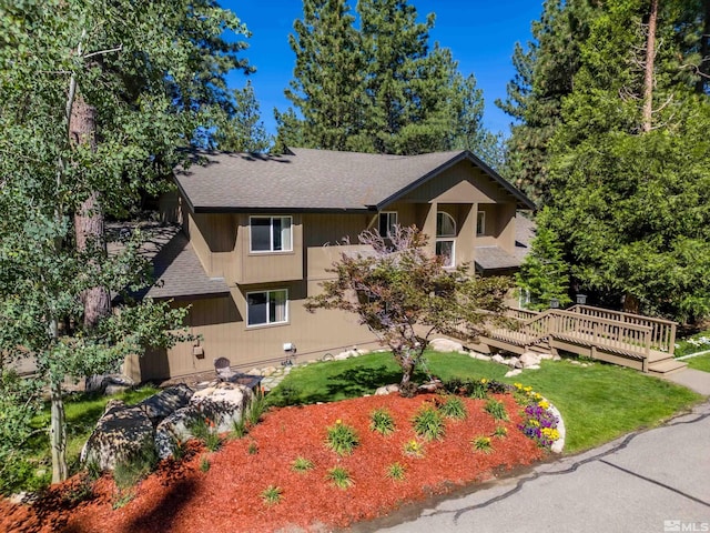 view of front of home featuring a front lawn