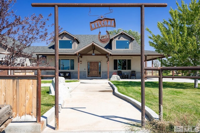 view of front of house featuring a front yard