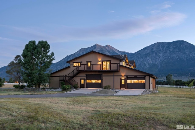 view of front of house featuring a mountain view, a garage, and a front yard