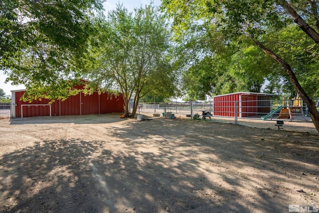 view of yard featuring an outbuilding