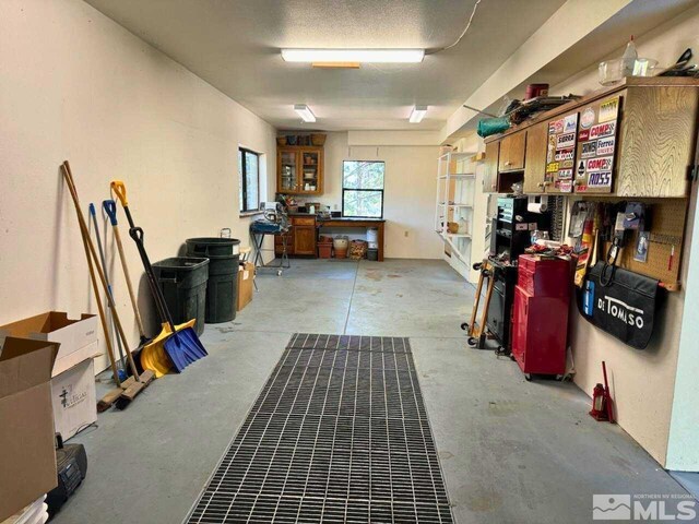 washroom featuring cabinets, washing machine and clothes dryer, and light tile patterned floors