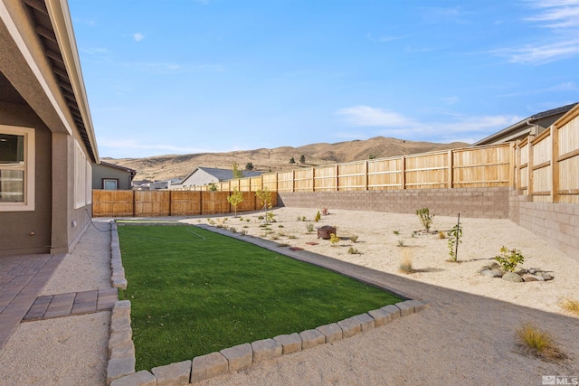 view of yard with a mountain view