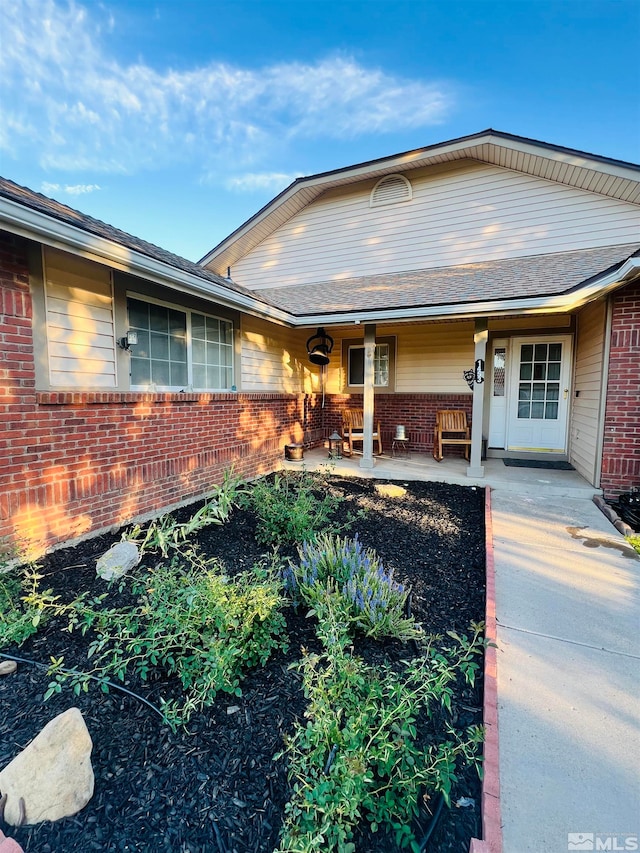 ranch-style house featuring a porch