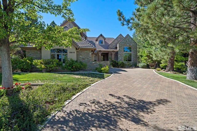 view of front of property with a front yard