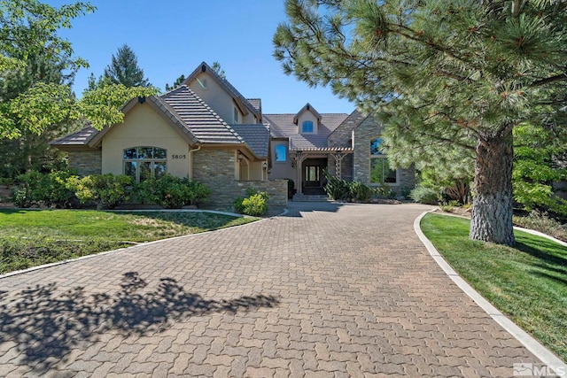 view of front of property featuring a front lawn