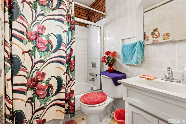 full bathroom with toilet, vanity, tile walls, tasteful backsplash, and shower / bath combo