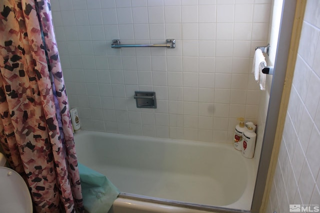 bathroom featuring shower / tub combo with curtain