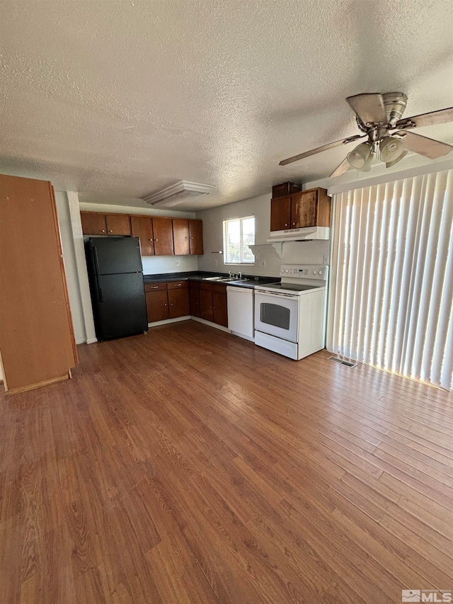 kitchen with ceiling fan, a textured ceiling, white appliances, and wood-type flooring