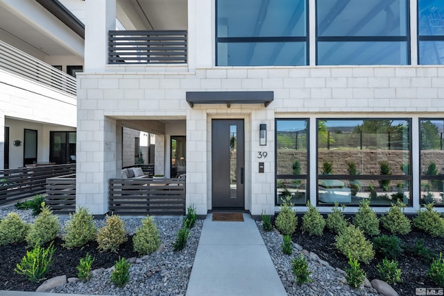 property entrance featuring a balcony