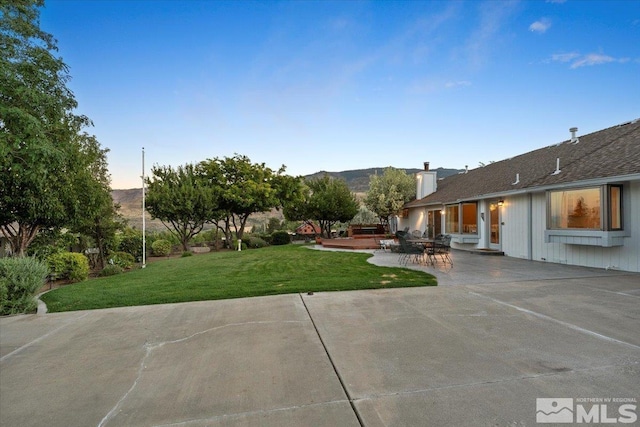 view of yard featuring a patio