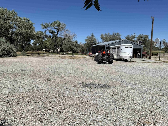 view of yard featuring a detached garage