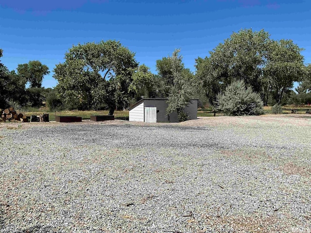 view of yard with an outbuilding