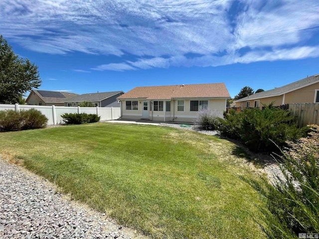 view of front of home featuring a front yard