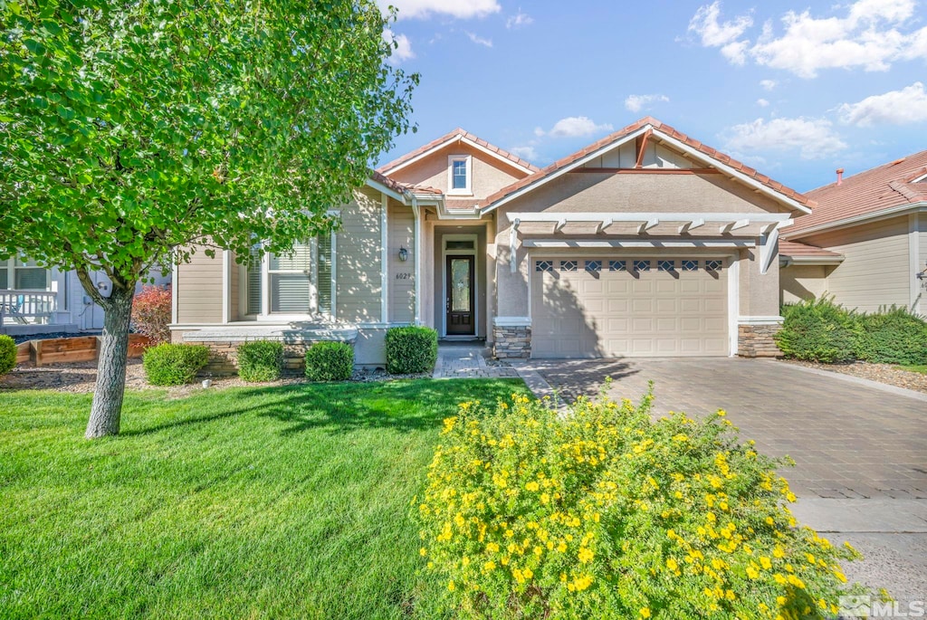 view of front of home featuring a garage and a front yard